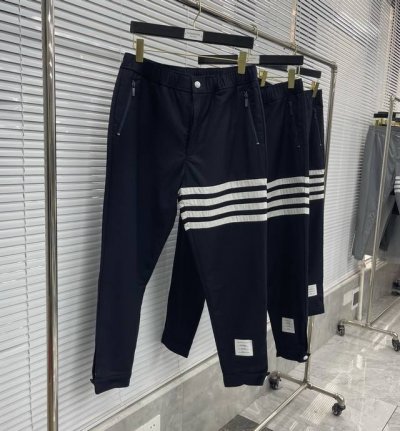 tb双层加厚羊毛料休闲西裤 双层加厚丝光羊毛料，万米起订量；深秋季节必备外套 四杠拼接；脚扣伸缩纽扣，可调节！！镀白漆面品牌纽扣，哑光雾面质感拉链头。 码数：0