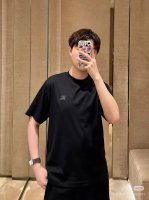 burberry 巴宝莉2025新款重磅骑士战马印花T恤男女同款 这款来自巴宝莉 North Wolfing 系列的服饰，延续了品牌标志性的优雅与实用主义设计理