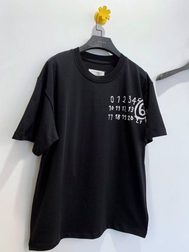 25夏款 发 好货上新 Maison Margiela马吉拉24Fw草写字母拼接短袖T恤 重磅精梳280G纯棉双纱面料 百灵达万针刺绣工艺 刺绣饱满立体 螺纹定