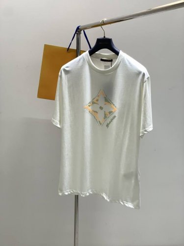 louisvuitton 路易威登，2025夏季最新款，专柜同步有售，原单狠货，时尚休闲圆领短袖T恤，上身很有特点！吸睛而有亮点，进口原版面料，顶级贴钻工艺字母