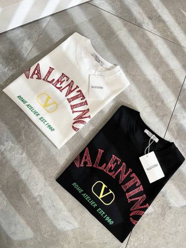 valenti*O华伦*奴～柜台款、2025春夏新款短袖T恤衫，胸前Logo压绒设计！简单时尚而年轻，百搭风格，上身感很年轻优雅！永远不会过时。各大柜台同步上市