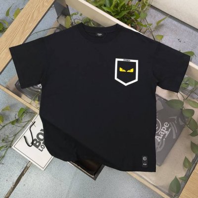 款号：Cx68001 高版本 2025春季新款Fendi芬迪硅胶假口袋恶魔之眼加菲猫眼睛休闲情侣宽松短袖T恤，独一无二的活性环保面料染色，32支双纱精梳纯棉爽滑