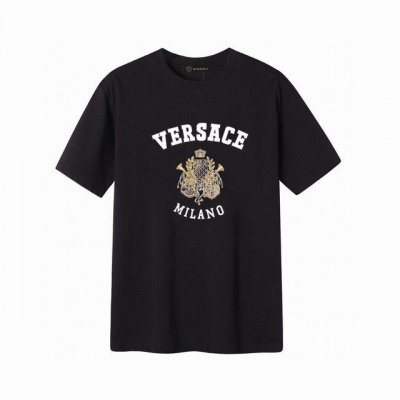 Versace 范思哲皇冠字母短袖T恤,简单的设计看起来特别大方！版型剪裁特别有讲究！上身很洋气显瘦内搭外穿都看高密针织圆领设计，平整简约！亲肤透爽！T恤面料的