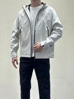始祖鸟秋季新款户外防风防水带帽薄款冲锋衣户外服！！ 性价比超高的一款冲锋衣 专业工厂p生产，细节感满满。 面料是100%聚酯纤维，有一定厚度， 防滑耐磨，表面有