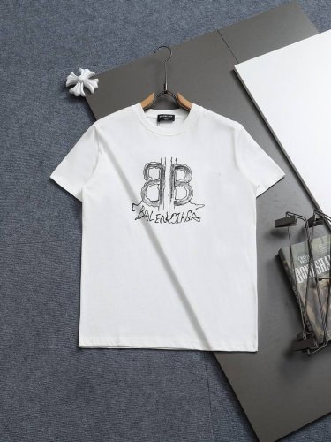 Balenciaga 巴黎世家 做旧字母印花 logo标识精致升级 灵感源自八十年代复古 原版面料 官方同款 短袖T恤 定制300克同缸染面料 手感非常舒服 春