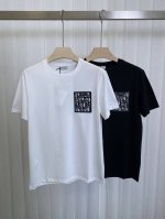 dior.25春夏新品皮革压花贴袋标识短袖T恤，全新演绎经典单品，正面胸前皮革贴袋用超声波压花工艺制作、突显别具一格的设计，采用定制80支双股丝光棉面料；黑色