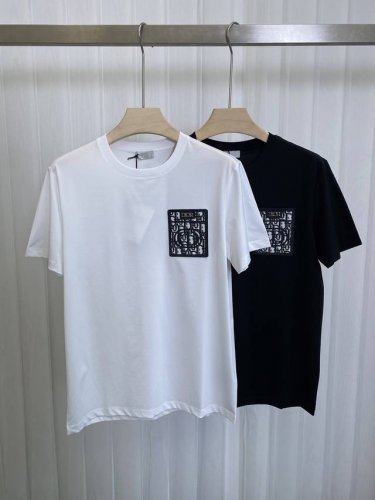 dior.25春夏新品皮革压花贴袋标识短袖T恤，全新演绎经典单品，正面胸前皮革贴袋用超声波压花工艺制作、突显别具一格的设计，采用定制80支双股丝光棉面料；黑色