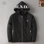 P480 普拉达 2025秋冬专柜新款休闲时尚薄棉服棉衣夹克外套 超前卫设计风格 细腻舒适 穿着非常轻便不易起皱。多重重工艺 整体的设计颇具视觉感，上身休闲有型