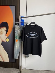 普拉达2025夏季新品短袖T恤 原版刺绣印花.三标齐 简约百搭款 纯棉面料.穿着透气舒适 黑白两色 微阔版型.男女同款 码数 M-Xxl M码可以穿到140斤