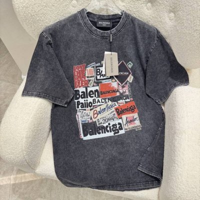 Balenciaga巴黎世家 25Ss夏季巴黎260克短T 一幅由各种标志和文字组成的拼贴画 背景为白色或灰色 这些标志有各种颜色和风格 包括黑色 白色和红色