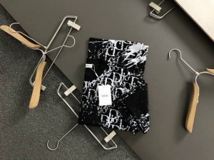 Dir*合身版型M-Xxxl 25春夏顶级满幅印花重磅经典短袖，精致工艺专柜面料，顶级元素融合打造，经典短袖3标齐全，潮男时尚，无论是上身舒适度还是都是无可比拟