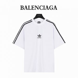 本地自取180（支持放店） balenciaga X Adidas联名 三叶草Logo压胶短袖T恤 面料采用300克重磅洗水纯棉 特定重磅21S精棉平纹针织面料