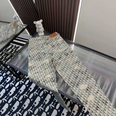 oc-716 Dior最新牛仔裤 驴家顶级用料超柔高棉水洗牛仔面料每一件水洗费用高达常规工艺三倍之多 触感极致细腻 质感非常好 全身简约大气设计 裤子后口袋采用