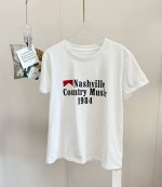 品名：Bm欧阳娜娜同款美式字母正肩短袖 尺码：S.M.L 颜色：白色 跟着欧阳娜娜学开春穿搭！原版购入定制，专柜已卖断货！正肩设计超显瘦，美式复古风格，棉质面料