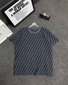 新款芬迪Fendi满印提花老花满印针织T恤半袖男女同款短袖 定制提花针织面料，工艺精致，立体奢华，惯用鲜明的个性元素让成衣魅力十足，品牌定制从来不是迎合而是着衣