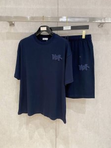 25Ss Dior Homme 迪奥 桀傲 重磅圆领短袖T恤短裤套装 选用 克双纱平织棉面料打造 重工刺绣工艺 男女同款 码数 S-Xl 颜色 白色 花灰色 深