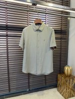 bur&巴宝2025Ss新款衬衣。采用高支数亚麻面料，自然光泽，非常高级，立挺有型；胸前饰以品牌字母Logo图案，辨识度极高，袖子拼接经典格子，时尚感满满；微阔