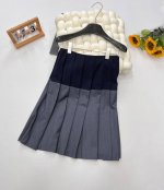 Miu Miu拼色百褶半裙，宛如从梦幻花园中翩然而至的精灵，以其别具一格的设计，瞬间点亮整个季节。经典的双色拼接，是色彩与时尚的大胆对话。它将品牌特有的年轻俏皮