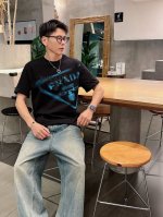 普拉达25Ss春夏新款首发专柜最新款短袖圆领T恤 高端订制 设计前卫时尚！品牌Logo重工艺设计 高端定制240克面料.手感柔软.穿着舒适.专柜级别精致车线.