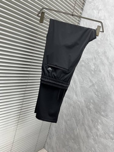 阿玛 2025Ss春夏专柜同步爆款休闲裤，本季必入百搭款式，上身极为出挑，超级百搭款 ，原版1:1复刻 专柜最新时尚元素设计，进口定织高品质欧棉面料，版型超好，