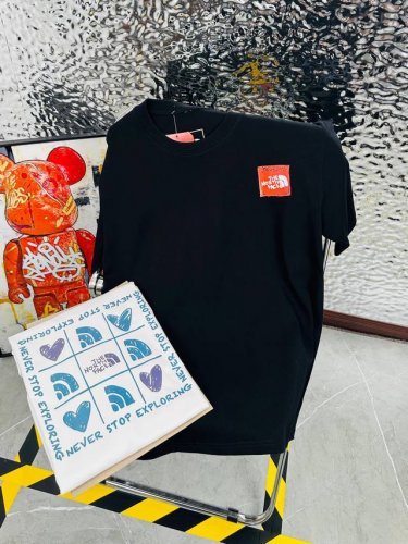 The North Face 北面25夏季新款印花休闲宽松情侣款 短袖T恤D932 细节:版本一比一复刻，吊牌 领标 水洗。 面料：采用40织双纱300克面料，