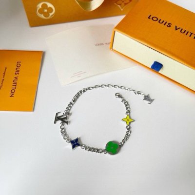 Lv路易威登花卉手链 配全套包装 本款 Lv Sunrise 手链以斑斓色彩迸发春日的鲜活生命力。绚丽玻璃点缀漆面 Monogram 花卉，搭配可调节链条，成就