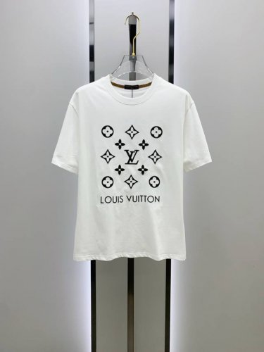 lv2025夏季新款短袖T恤，个性艺术系列全网独家首发 百搭款细节处理完美纯棉面料十分精致 原版面料 网红明星同款高版本 高品质手感非常舒服 时尚又个性 超级百