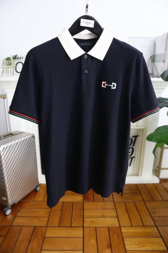 菲拉格慕. 2025夏季新品男士翻领短袖Polo衫品牌经典元素Logo设计！任何人都可以轻松驾驭 采用朱迪面料！非常显档次懂货的必须入！版型剪裁属于修身款 非常