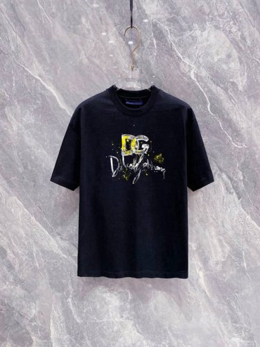 D&G 2025最新男士高端好货 胸前字母徽标印花图案增添活力感 最经典一目了然的干净与纯粹的结合.必入款推荐 选用190克双股丝光面料制成 纹理清晰 尽显高端