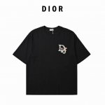 dior 迪奥 花卉刺绣字母短袖T恤 经典的胸前大立体刺绣Logo打造，后背也有一块立体刺绣凸显气质时尚，版型裁剪风格设计，唯美的花卉刺绣 缠绕在Dior字母刺