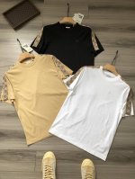 巴宝家｜Burberr*Y Fw245 三色经典格纹织带 小标战马骑士徽标刺绣 男女款圆领短袖半袖T恤. 颜色：白色 卡其 黑色. 尺码：S M L Xl. 材