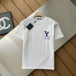 专柜还原顶级复刻版 Lv25Ss专柜，一款别致的新品已经火热上市。它就是莱恩石装饰的棉质T恤，男女皆宜，风格独特，设计中，莱茵石的点缀与珠饰的装饰为T恤增添了无