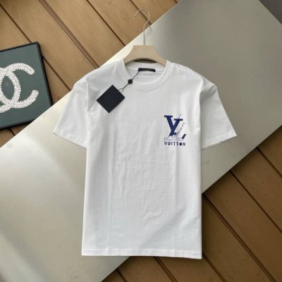 专柜还原顶级复刻版 Lv25Ss专柜，一款别致的新品已经火热上市。它就是莱恩石装饰的棉质T恤，男女皆宜，风格独特，设计中，莱茵石的点缀与珠饰的装饰为T恤增添了无