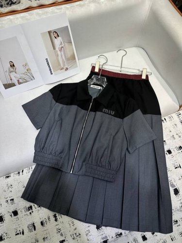 miumi* 25Ss新款翻领短袖上衣压褶半身裙撞色套装 字母贴布绣装饰 条纹螺纹腰围 版型超正 两色三码Sml