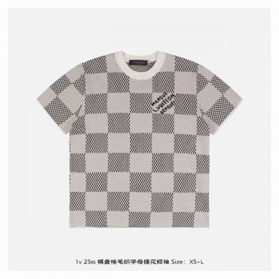 本地自取：290 1V 25Ss 棋盘格毛织字母提花短袖 毛料选用100%全精梳棉纱纱线，从工艺上来说，精梳棉在制作的过程中会清理出多余的杂质，让织出来的物品看