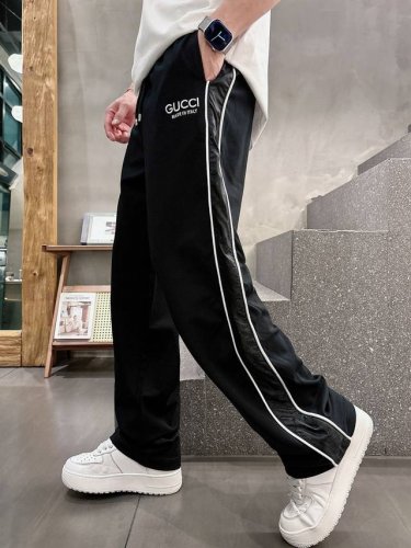 gu# 2025 铜氨丝莫代尔空气层春夏休闲裤子 美学的焕新诠释,演绎浓郁的格调型时尚风范,细节感和设计感强悍.经典品牌标识做为色彩搭配,演绎经典的品牌时尚,为