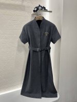 Dio*2025新品上架 腰带廓形连衣裙 定制Yb进口人棉材质 质感细腻 垂感有型 腰带连衣裙剪裁 利用剪裁和细节提升精致度 茧形落肩肩袖设计大气优雅 搭配前襟