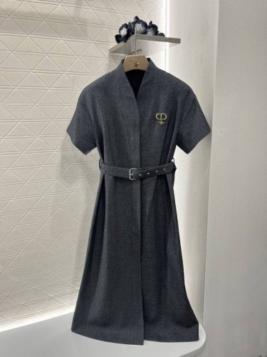 Dio*2025新品上架 腰带廓形连衣裙 定制Yb进口人棉材质 质感细腻 垂感有型 腰带连衣裙剪裁 利用剪裁和细节提升精致度 茧形落肩肩袖设计大气优雅 搭配前襟