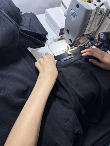 Louis Vuitton 全幅刺绣针织短袖 面料：采用混纺纱线，成份为95%棉，5%氨纶，该款面料采用的是夏款针织短袖必用细纱料，棉料上身效果更为立体和透风性