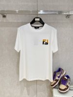 芬迪 重磅推荐 2025Ss夏装新品 立体牙刷绣工艺 专柜在售 最新系列图案Logo短袖T恤 必须人手一件的节奏 进口顶极精梳棉面料 极为亲肤舒适 摸上去非常的