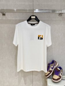 芬迪 重磅推荐 2025Ss夏装新品 立体牙刷绣工艺 专柜在售 最新系列图案Logo短袖T恤 必须人手一件的节奏 进口顶极精梳棉面料 极为亲肤舒适 摸上去非常的