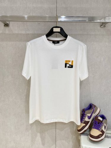芬迪 重磅推荐 2025Ss夏装新品 立体牙刷绣工艺 专柜在售 最新系列图案Logo短袖T恤 必须人手一件的节奏 进口顶极精梳棉面料 极为亲肤舒适 摸上去非常的