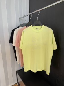 Dior 2025Ss春夏新款短袖 全棉平纹面料打造 再洗水定型 磨破工艺 前胸Logo烫钻工艺 高品质 手感柔软 定制面料 做工精细 男女同款 黑色 白色 黄