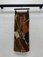 上新原单高端品质Louis Vui*Ton 2025春夏最新系列！活性印花休闲长裤！定制轻薄丝棉材质 质地轻薄 微透养肤 松紧腰抽绳阔腿裤版型 呈现显瘦视觉效果