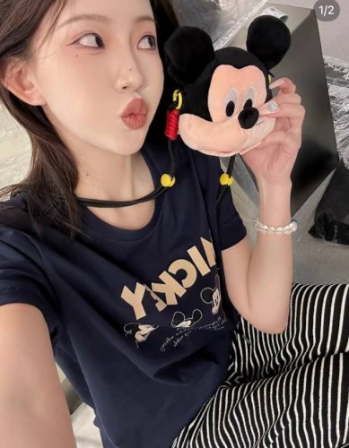 上新 出门新宠 可爱到我了 米奇零钱包 附送斜挎带 出门也太方便了 可可爱爱的一件少女心 颜色：藏青色 码数：见尾图