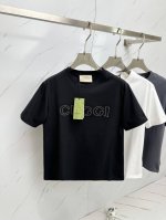 Gucci新品2025Ss早春系列浮雕压花烫钻字母短袖 T 桖 选用客供定制针织100%纯棉面打造,面料手感细腻，厚实有质感的纯棉布高密度的机织工艺，如棉絮般柔