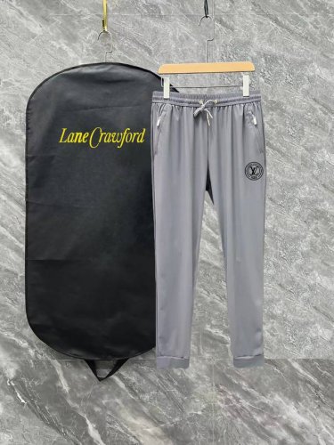 Lv 春夏季新款 两色高品质薄款运动休闲冰丝裤 爽滑舒适抗皱无痕的好裤子 质感柔软 手感微弹 ，清凉冰丝裤 腰部松紧带， 版型设计时尚潮流 走线工整整齐，运动休