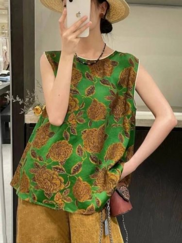 超级大爆款 重磅人丝提花无袖气质马甲 浓郁绿色铺陈 棕色花朵提花栩栩如生 似将花园穿于身 人丝材质柔软亲肤 透气舒适 单穿叠搭皆出彩 轻松营造独特氛围感 Sml