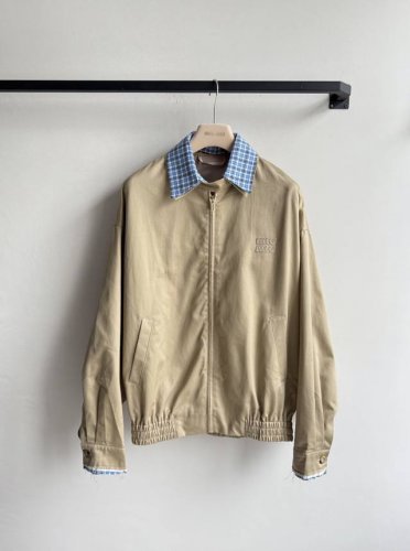 miumi* 25Ss早春新款 复古文艺风卡其色拉链夹克外套原版开发！高版出品！天蓝色格纹翻领可拆卸。假两件拼接设计！宽松廓形剪裁版型百搭不挑人！可甜可盐气质帅