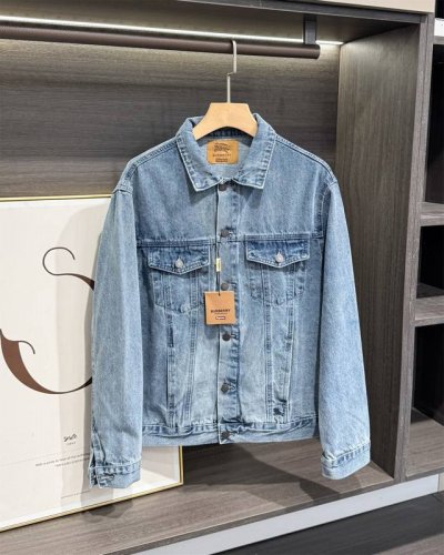 Burberry X Supreme 24Ss 巴宝莉联名战马牛仔外套上衣 不惜成本，第一时间购入原版Zp，只为给您带来原汁原味的潮流体验。采用100%纯棉斜纹